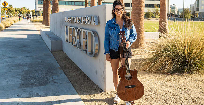La estudiante Cathryn Flores en UC Merced.