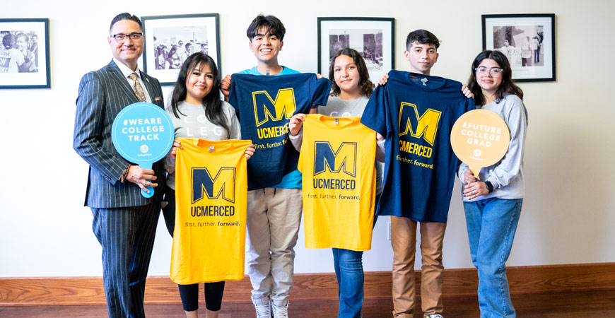 UC Merced Chancellor Juan Sánchez Muñoz and five students pose for a photo.