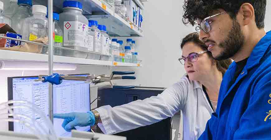 Eva de Alba at work in the laboratory with Ph.D student Pedro Diaz-Parga.