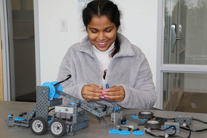 Karishma Singh, a UC Merced computer science and engineering graduate and CITRIS intern, teaches middle school students how to use coding to drive robots.