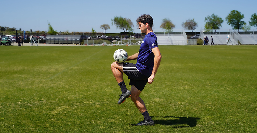 UC Merced student Edwin Casillas balances a soccer ball above the knee.